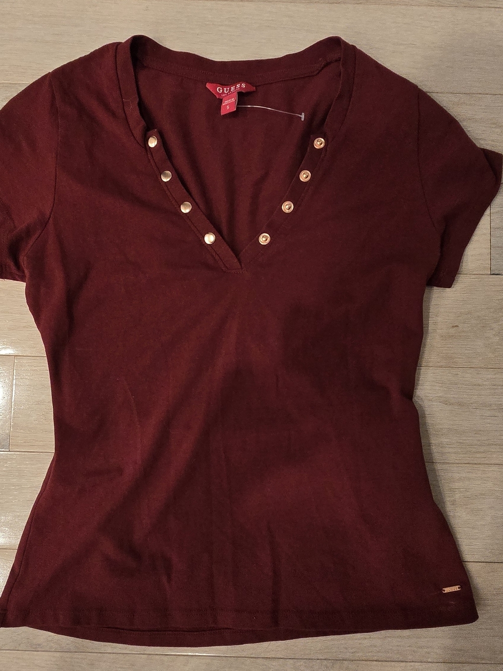 ✨️GUESS Short Sleeve V-Neck Tee with Gold Button Accents in Burgundy